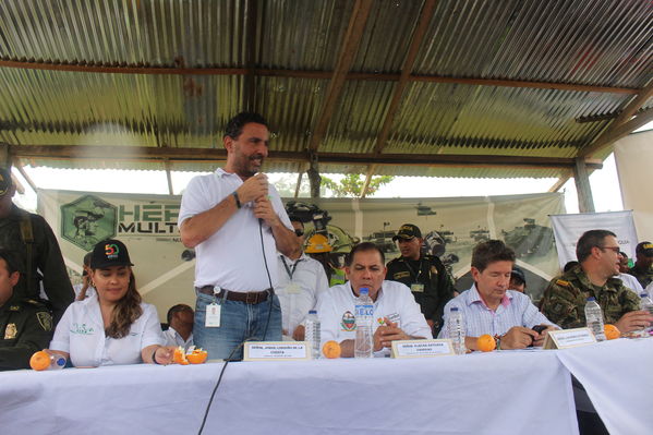 Entrega de viviendas de Aldeas en Playas, Urabá
Entrega de viviendas de Aldeas en Playas, Urabá
Fecha: Noviembre 8 de 2017
Para descargar esta fotografía en alta resolución, haga clic sobre la imagen hasta que la misma se despliegue en la pantalla completa; luego dé clic derecho y elija la opción "guardar imagen como". 
En caso de publicación por cualquier medio, solicitamos acompañarla del crédito: "Foto EPM"
Palabras clave: Entrega viviendas Aldeas Playas Urabá