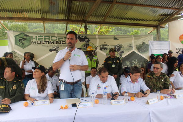 Entrega de viviendas de Aldeas en Playas, Urabá
Entrega de viviendas de Aldeas en Playas, Urabá
Fecha: Noviembre 8 de 2017
Para descargar esta fotografía en alta resolución, haga clic sobre la imagen hasta que la misma se despliegue en la pantalla completa; luego dé clic derecho y elija la opción "guardar imagen como". 
En caso de publicación por cualquier medio, solicitamos acompañarla del crédito: "Foto EPM"
Palabras clave: Entrega viviendas Aldeas Playas Urabá