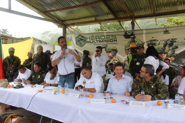 Entrega de viviendas de Aldeas en Playas, Urabá
Entrega de viviendas de Aldeas en Playas, Urabá
Fecha: Noviembre 8 de 2017
Para descargar esta fotografía en alta resolución, haga clic sobre la imagen hasta que la misma se despliegue en la pantalla completa; luego dé clic derecho y elija la opción "guardar imagen como". 
En caso de publicación por cualquier medio, solicitamos acompañarla del crédito: "Foto EPM"
Palabras clave: Entrega viviendas Aldeas Playas Urabá
