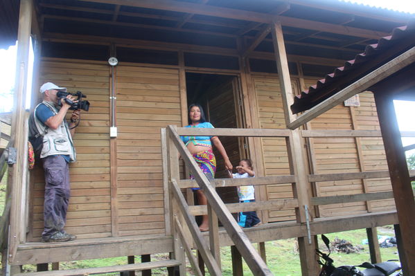 Entrega de viviendas de Aldeas en Playas, Urabá
Entrega de viviendas de Aldeas en Playas, Urabá
Fecha: Noviembre 8 de 2017
Para descargar esta fotografía en alta resolución, haga clic sobre la imagen hasta que la misma se despliegue en la pantalla completa; luego dé clic derecho y elija la opción "guardar imagen como". 
En caso de publicación por cualquier medio, solicitamos acompañarla del crédito: "Foto EPM"
Palabras clave: Entrega viviendas Aldeas Playas Urabá