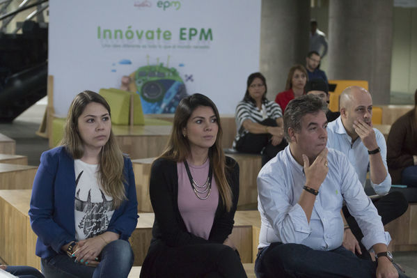 Acto premiación equipo ganador Innóvate EPM 2017
Acto premiación equipo ganador Innóvate EPM 2017
Fecha: Noviembre 9 de 2017
Para descargar esta fotografía en alta resolución, haga clic sobre la imagen hasta que la misma se despliegue en la pantalla completa; luego dé clic derecho y elija la opción "guardar imagen como". 
En caso de publicación por cualquier medio, solicitamos acompañarla del crédito: "Foto EPM"
Palabras clave: Acto premiación equipo ganador Innóvate EPM 2017