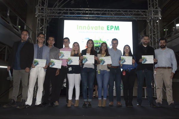 Acto premiación equipo ganador Innóvate EPM 2017
Acto premiación equipo ganador Innóvate EPM 2017
Fecha: Noviembre 9 de 2017
Para descargar esta fotografía en alta resolución, haga clic sobre la imagen hasta que la misma se despliegue en la pantalla completa; luego dé clic derecho y elija la opción "guardar imagen como". 
En caso de publicación por cualquier medio, solicitamos acompañarla del crédito: "Foto EPM"
Palabras clave: Acto premiación equipo ganador Innóvate EPM 2017