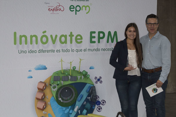 Acto premiación equipo ganador Innóvate EPM 2017
Acto premiación equipo ganador Innóvate EPM 2017
Fecha: Noviembre 9 de 2017
Para descargar esta fotografía en alta resolución, haga clic sobre la imagen hasta que la misma se despliegue en la pantalla completa; luego dé clic derecho y elija la opción "guardar imagen como". 
En caso de publicación por cualquier medio, solicitamos acompañarla del crédito: "Foto EPM"
Palabras clave: Acto premiación equipo ganador Innóvate EPM 2017