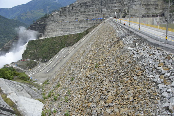 Inauguración vía sobre la cima de la presa
Inauguración vía sobre la cima de la presa
Fecha: Noviembre 8 2019
Para descargar esta fotografía en alta resolución, haga clic sobre la imagen hasta que la misma se despliegue en la pantalla completa; luego dé clic derecho y elija la opción "guardar imagen como". 
En caso de publicación por cualquier medio, solicitamos acompañarla del crédito: "Foto EPM"
Palabras clave: Inauguración vía sobre la cima de la presa
