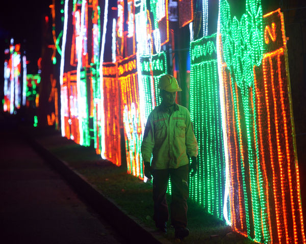 Alumbrado navideño 2013
Alumbrado navideño 2013
Fecha: Noviembre 7 de 2013. 
Para descargar esta fotografía en alta resolución, haga clic sobre la imagen hasta que la misma se despliegue en la pantalla completa; luego dé clic derecho y elija la opción "guardar imagen como". 
En caso de publicación por cualquier medio, solicitamos acompañarla del crédito: "Foto EPM"

Palabras clave: Alumbrado navideño 2013