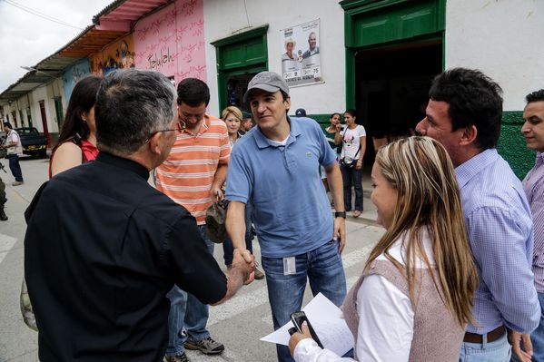 Entrega de casas en Amalfi del programa Aldeas – Fase IV
Entrega de casas en Amalfi del programa Aldeas – Fase IV           
Fecha: Octubre 1 de 2015
Para descargar esta fotografía en alta resolución, haga clic sobre la imagen hasta que la misma se despliegue en la pantalla completa; luego dé clic derecho y elija la opción "guardar imagen como". 
En caso de publicación por cualquier medio, solicitamos acompañarla del crédito: "Foto EPM"
Palabras clave: Entrega casas Amalfi programa Aldeas Fase IV