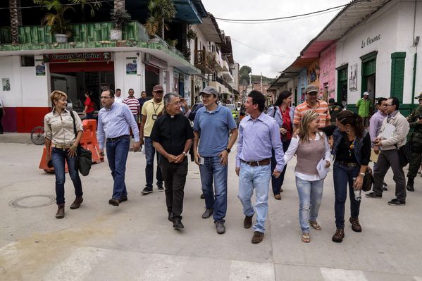 Entrega de casas en Amalfi del programa Aldeas – Fase IV
Entrega de casas en Amalfi del programa Aldeas – Fase IV           
Fecha: Octubre 1 de 2015
Para descargar esta fotografía en alta resolución, haga clic sobre la imagen hasta que la misma se despliegue en la pantalla completa; luego dé clic derecho y elija la opción "guardar imagen como". 
En caso de publicación por cualquier medio, solicitamos acompañarla del crédito: "Foto EPM"
Palabras clave: Entrega casas Amalfi programa Aldeas Fase IV