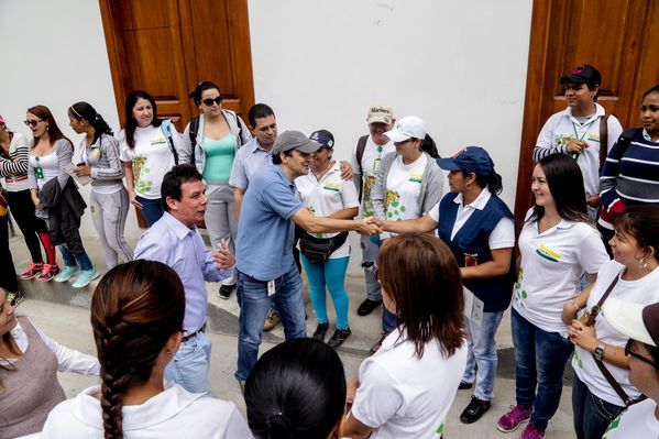 Entrega de casas en Amalfi del programa Aldeas – Fase IV
Entrega de casas en Amalfi del programa Aldeas – Fase IV           
Fecha: Octubre 1 de 2015
Para descargar esta fotografía en alta resolución, haga clic sobre la imagen hasta que la misma se despliegue en la pantalla completa; luego dé clic derecho y elija la opción "guardar imagen como". 
En caso de publicación por cualquier medio, solicitamos acompañarla del crédito: "Foto EPM"
Palabras clave: Entrega casas Amalfi programa Aldeas Fase IV