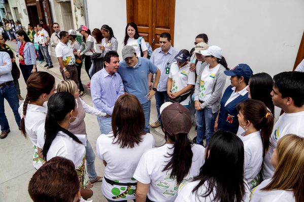 Entrega de casas en Amalfi del programa Aldeas – Fase IV
Entrega de casas en Amalfi del programa Aldeas – Fase IV           
Fecha: Octubre 1 de 2015
Para descargar esta fotografía en alta resolución, haga clic sobre la imagen hasta que la misma se despliegue en la pantalla completa; luego dé clic derecho y elija la opción "guardar imagen como". 
En caso de publicación por cualquier medio, solicitamos acompañarla del crédito: "Foto EPM"
Palabras clave: Entrega casas Amalfi programa Aldeas Fase IV