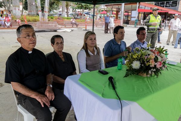 Entrega de casas en Amalfi del programa Aldeas – Fase IV
Entrega de casas en Amalfi del programa Aldeas – Fase IV           
Fecha: Octubre 1 de 2015
Para descargar esta fotografía en alta resolución, haga clic sobre la imagen hasta que la misma se despliegue en la pantalla completa; luego dé clic derecho y elija la opción "guardar imagen como". 
En caso de publicación por cualquier medio, solicitamos acompañarla del crédito: "Foto EPM"
Palabras clave: Entrega casas Amalfi programa Aldeas Fase IV