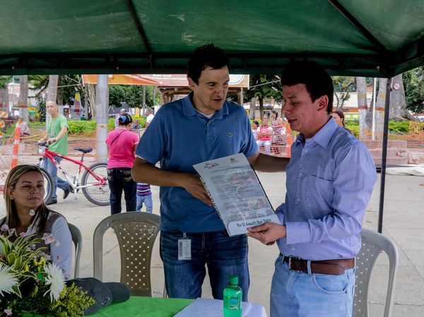 Entrega de casas en Amalfi del programa Aldeas – Fase IV
Entrega de casas en Amalfi del programa Aldeas – Fase IV           
Fecha: Octubre 1 de 2015
Para descargar esta fotografía en alta resolución, haga clic sobre la imagen hasta que la misma se despliegue en la pantalla completa; luego dé clic derecho y elija la opción "guardar imagen como". 
En caso de publicación por cualquier medio, solicitamos acompañarla del crédito: "Foto EPM"
Palabras clave: Entrega casas Amalfi programa Aldeas Fase IV