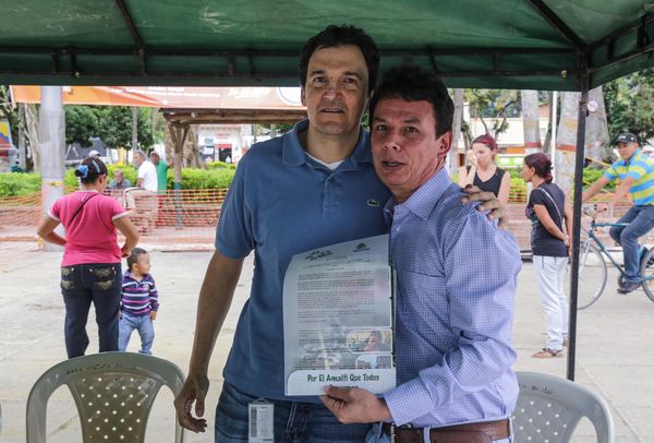 Entrega de casas en Amalfi del programa Aldeas – Fase IV
Entrega de casas en Amalfi del programa Aldeas – Fase IV           
Fecha: Octubre 1 de 2015
Para descargar esta fotografía en alta resolución, haga clic sobre la imagen hasta que la misma se despliegue en la pantalla completa; luego dé clic derecho y elija la opción "guardar imagen como". 
En caso de publicación por cualquier medio, solicitamos acompañarla del crédito: "Foto EPM"
Palabras clave: Entrega casas Amalfi programa Aldeas Fase IV