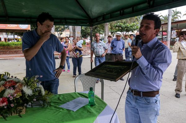 Entrega de casas en Amalfi del programa Aldeas – Fase IV
Entrega de casas en Amalfi del programa Aldeas – Fase IV           
Fecha: Octubre 1 de 2015
Para descargar esta fotografía en alta resolución, haga clic sobre la imagen hasta que la misma se despliegue en la pantalla completa; luego dé clic derecho y elija la opción "guardar imagen como". 
En caso de publicación por cualquier medio, solicitamos acompañarla del crédito: "Foto EPM"
Palabras clave: Entrega casas Amalfi programa Aldeas Fase IV