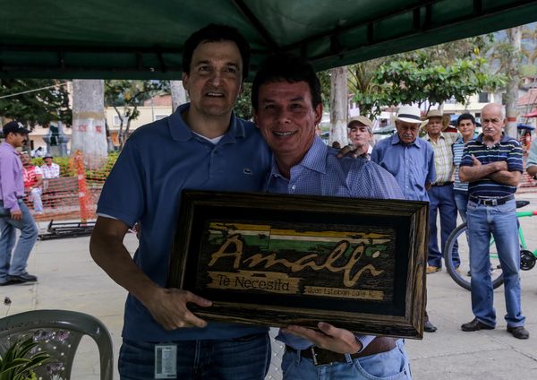 Entrega de casas en Amalfi del programa Aldeas – Fase IV
Entrega de casas en Amalfi del programa Aldeas – Fase IV           
Fecha: Octubre 1 de 2015
Para descargar esta fotografía en alta resolución, haga clic sobre la imagen hasta que la misma se despliegue en la pantalla completa; luego dé clic derecho y elija la opción "guardar imagen como". 
En caso de publicación por cualquier medio, solicitamos acompañarla del crédito: "Foto EPM"
Palabras clave: Entrega casas Amalfi programa Aldeas Fase IV