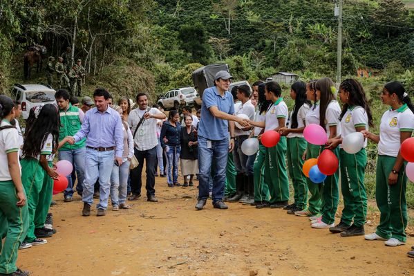 Entrega de casas en Amalfi del programa Aldeas – Fase IV
Entrega de casas en Amalfi del programa Aldeas – Fase IV           
Fecha: Octubre 1 de 2015
Para descargar esta fotografía en alta resolución, haga clic sobre la imagen hasta que la misma se despliegue en la pantalla completa; luego dé clic derecho y elija la opción "guardar imagen como". 
En caso de publicación por cualquier medio, solicitamos acompañarla del crédito: "Foto EPM"
Palabras clave: Entrega casas Amalfi programa Aldeas Fase IV