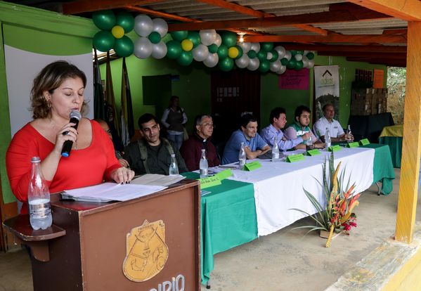 Entrega de casas en Amalfi del programa Aldeas – Fase IV
Entrega de casas en Amalfi del programa Aldeas – Fase IV           
Fecha: Octubre 1 de 2015
Para descargar esta fotografía en alta resolución, haga clic sobre la imagen hasta que la misma se despliegue en la pantalla completa; luego dé clic derecho y elija la opción "guardar imagen como". 
En caso de publicación por cualquier medio, solicitamos acompañarla del crédito: "Foto EPM"
Palabras clave: Entrega casas Amalfi programa Aldeas Fase IV