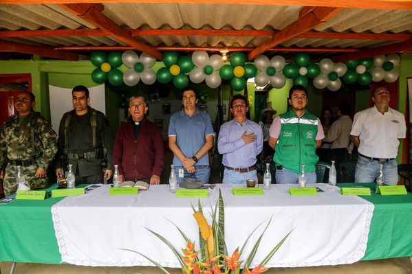 Entrega de casas en Amalfi del programa Aldeas – Fase IV
Entrega de casas en Amalfi del programa Aldeas – Fase IV           
Fecha: Octubre 1 de 2015
Para descargar esta fotografía en alta resolución, haga clic sobre la imagen hasta que la misma se despliegue en la pantalla completa; luego dé clic derecho y elija la opción "guardar imagen como". 
En caso de publicación por cualquier medio, solicitamos acompañarla del crédito: "Foto EPM"
Palabras clave: Entrega casas Amalfi programa Aldeas Fase IV