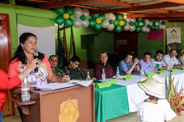 Entrega de casas en Amalfi del programa Aldeas – Fase IV
Entrega de casas en Amalfi del programa Aldeas – Fase IV           
Fecha: Octubre 1 de 2015
Para descargar esta fotografía en alta resolución, haga clic sobre la imagen hasta que la misma se despliegue en la pantalla completa; luego dé clic derecho y elija la opción "guardar imagen como". 
En caso de publicación por cualquier medio, solicitamos acompañarla del crédito: "Foto EPM"
Palabras clave: Entrega casas Amalfi programa Aldeas Fase IV