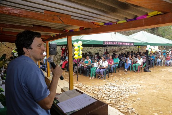 Entrega de casas en Amalfi del programa Aldeas – Fase IV
Entrega de casas en Amalfi del programa Aldeas – Fase IV           
Fecha: Octubre 1 de 2015
Para descargar esta fotografía en alta resolución, haga clic sobre la imagen hasta que la misma se despliegue en la pantalla completa; luego dé clic derecho y elija la opción "guardar imagen como". 
En caso de publicación por cualquier medio, solicitamos acompañarla del crédito: "Foto EPM"
Palabras clave: Entrega casas Amalfi programa Aldeas Fase IV