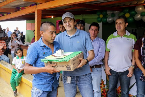 Entrega de casas en Amalfi del programa Aldeas – Fase IV
Entrega de casas en Amalfi del programa Aldeas – Fase IV           
Fecha: Octubre 1 de 2015
Para descargar esta fotografía en alta resolución, haga clic sobre la imagen hasta que la misma se despliegue en la pantalla completa; luego dé clic derecho y elija la opción "guardar imagen como". 
En caso de publicación por cualquier medio, solicitamos acompañarla del crédito: "Foto EPM"
Palabras clave: Entrega casas Amalfi programa Aldeas Fase IV