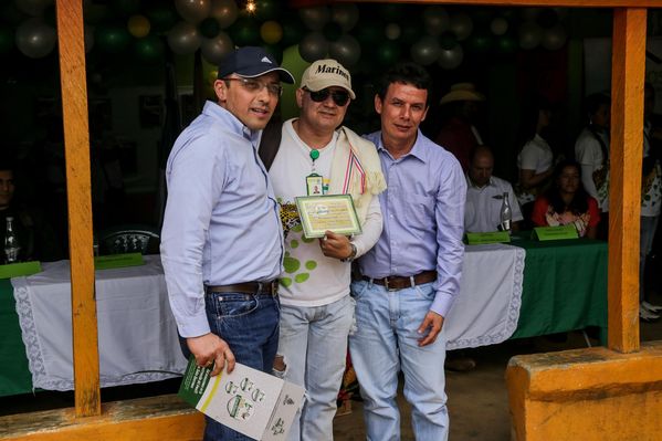 Entrega de casas en Amalfi del programa Aldeas – Fase IV
Entrega de casas en Amalfi del programa Aldeas – Fase IV           
Fecha: Octubre 1 de 2015
Para descargar esta fotografía en alta resolución, haga clic sobre la imagen hasta que la misma se despliegue en la pantalla completa; luego dé clic derecho y elija la opción "guardar imagen como". 
En caso de publicación por cualquier medio, solicitamos acompañarla del crédito: "Foto EPM"
Palabras clave: Entrega casas Amalfi programa Aldeas Fase IV