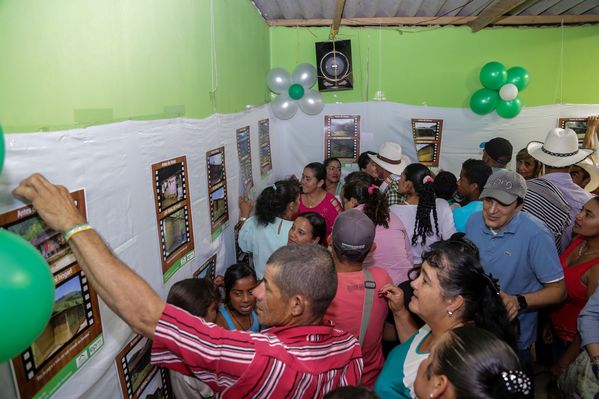 Entrega de casas en Amalfi del programa Aldeas – Fase IV
Entrega de casas en Amalfi del programa Aldeas – Fase IV           
Fecha: Octubre 1 de 2015
Para descargar esta fotografía en alta resolución, haga clic sobre la imagen hasta que la misma se despliegue en la pantalla completa; luego dé clic derecho y elija la opción "guardar imagen como". 
En caso de publicación por cualquier medio, solicitamos acompañarla del crédito: "Foto EPM"
Palabras clave: Entrega casas Amalfi programa Aldeas Fase IV