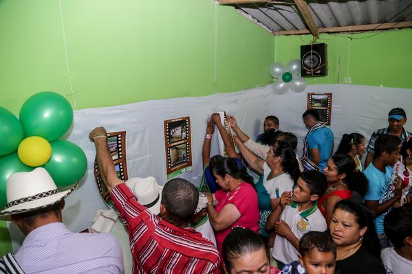 Entrega de casas en Amalfi del programa Aldeas – Fase IV
Entrega de casas en Amalfi del programa Aldeas – Fase IV           
Fecha: Octubre 1 de 2015
Para descargar esta fotografía en alta resolución, haga clic sobre la imagen hasta que la misma se despliegue en la pantalla completa; luego dé clic derecho y elija la opción "guardar imagen como". 
En caso de publicación por cualquier medio, solicitamos acompañarla del crédito: "Foto EPM"
Palabras clave: Entrega casas Amalfi programa Aldeas Fase IV