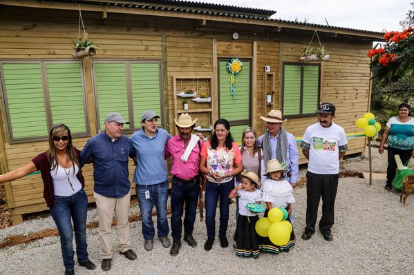 Entrega de casas en Amalfi del programa Aldeas – Fase IV
Entrega de casas en Amalfi del programa Aldeas – Fase IV           
Fecha: Octubre 1 de 2015
Para descargar esta fotografía en alta resolución, haga clic sobre la imagen hasta que la misma se despliegue en la pantalla completa; luego dé clic derecho y elija la opción "guardar imagen como". 
En caso de publicación por cualquier medio, solicitamos acompañarla del crédito: "Foto EPM"
Palabras clave: Entrega casas Amalfi programa Aldeas Fase IV