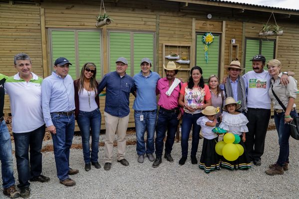 Entrega de casas en Amalfi del programa Aldeas – Fase IV
Entrega de casas en Amalfi del programa Aldeas – Fase IV           
Fecha: Octubre 1 de 2015
Para descargar esta fotografía en alta resolución, haga clic sobre la imagen hasta que la misma se despliegue en la pantalla completa; luego dé clic derecho y elija la opción "guardar imagen como". 
En caso de publicación por cualquier medio, solicitamos acompañarla del crédito: "Foto EPM"
Palabras clave: Entrega casas Amalfi programa Aldeas Fase IV