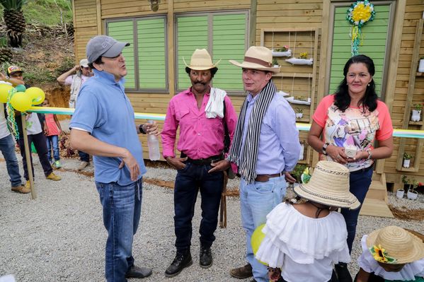 Entrega de casas en Amalfi del programa Aldeas – Fase IV
Entrega de casas en Amalfi del programa Aldeas – Fase IV           
Fecha: Octubre 1 de 2015
Para descargar esta fotografía en alta resolución, haga clic sobre la imagen hasta que la misma se despliegue en la pantalla completa; luego dé clic derecho y elija la opción "guardar imagen como". 
En caso de publicación por cualquier medio, solicitamos acompañarla del crédito: "Foto EPM"
Palabras clave: Entrega casas Amalfi programa Aldeas Fase IV