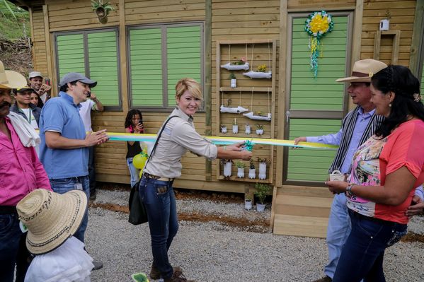 Entrega de casas en Amalfi del programa Aldeas – Fase IV
Entrega de casas en Amalfi del programa Aldeas – Fase IV           
Fecha: Octubre 1 de 2015
Para descargar esta fotografía en alta resolución, haga clic sobre la imagen hasta que la misma se despliegue en la pantalla completa; luego dé clic derecho y elija la opción "guardar imagen como". 
En caso de publicación por cualquier medio, solicitamos acompañarla del crédito: "Foto EPM"
Palabras clave: Entrega casas Amalfi programa Aldeas Fase IV