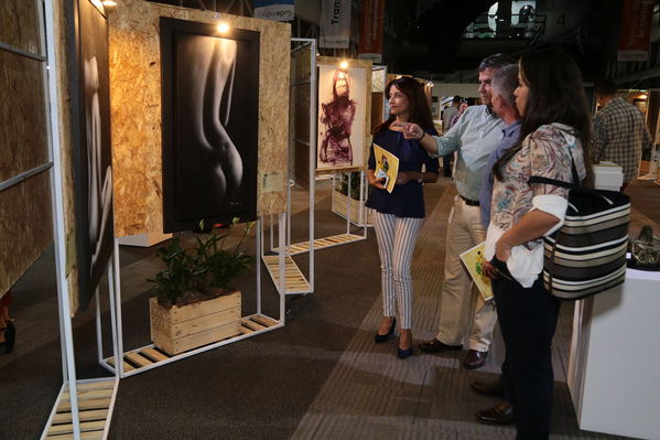 Exposición Artística EPM
Exposición Artística EPM
Fecha: Octubre 17 de 2017
Para descargar esta fotografía en alta resolución, haga clic sobre la imagen hasta que la misma se despliegue en la pantalla completa; luego dé clic derecho y elija la opción "guardar imagen como". 
En caso de publicación por cualquier medio, solicitamos acompañarla del crédito: "Foto EPM"
Palabras clave: Exposición Artística EPM