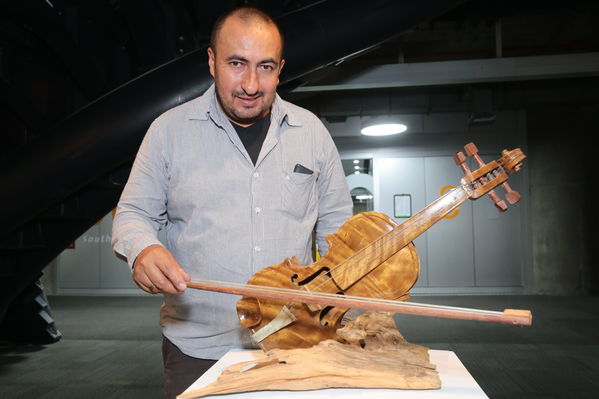 Exposición Artística EPM
Exposición Artística EPM
Fecha: Octubre 17 de 2017
Para descargar esta fotografía en alta resolución, haga clic sobre la imagen hasta que la misma se despliegue en la pantalla completa; luego dé clic derecho y elija la opción "guardar imagen como". 
En caso de publicación por cualquier medio, solicitamos acompañarla del crédito: "Foto EPM"
Palabras clave: Exposición Artística EPM