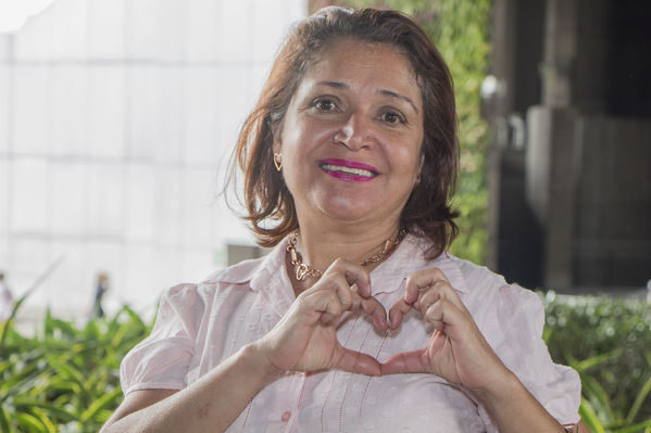 “Modo rosa”: campaña de prevención del cáncer de seno
“Modo rosa”: campaña de prevención del cáncer de seno
Fecha: Octubre 19 de 2016
Para descargar esta fotografía en alta resolución, haga clic sobre la imagen hasta que la misma se despliegue en la pantalla completa; luego dé clic derecho y elija la opción "guardar imagen como". 
En caso de publicación por cualquier medio, solicitamos acompañarla del crédito: "Foto EPM"
Palabras clave: Modo rosa campaña prevención cáncer seno