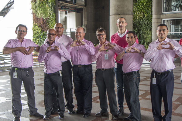 “Modo rosa”: campaña de prevención del cáncer de seno
“Modo rosa”: campaña de prevención del cáncer de seno
Fecha: Octubre 19 de 2016
Para descargar esta fotografía en alta resolución, haga clic sobre la imagen hasta que la misma se despliegue en la pantalla completa; luego dé clic derecho y elija la opción "guardar imagen como". 
En caso de publicación por cualquier medio, solicitamos acompañarla del crédito: "Foto EPM"
Palabras clave: Modo rosa campaña prevención cáncer seno