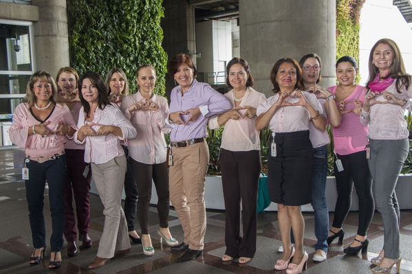 “Modo rosa”: campaña de prevención del cáncer de seno
“Modo rosa”: campaña de prevención del cáncer de seno
Fecha: Octubre 19 de 2016
Para descargar esta fotografía en alta resolución, haga clic sobre la imagen hasta que la misma se despliegue en la pantalla completa; luego dé clic derecho y elija la opción "guardar imagen como". 
En caso de publicación por cualquier medio, solicitamos acompañarla del crédito: "Foto EPM"
Palabras clave: Modo rosa campaña prevención cáncer seno