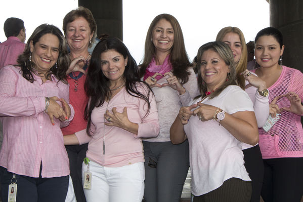 “Modo rosa”: campaña de prevención del cáncer de seno
“Modo rosa”: campaña de prevención del cáncer de seno
Fecha: Octubre 19 de 2016
Para descargar esta fotografía en alta resolución, haga clic sobre la imagen hasta que la misma se despliegue en la pantalla completa; luego dé clic derecho y elija la opción "guardar imagen como". 
En caso de publicación por cualquier medio, solicitamos acompañarla del crédito: "Foto EPM"
Palabras clave: Modo rosa campaña prevención cáncer seno