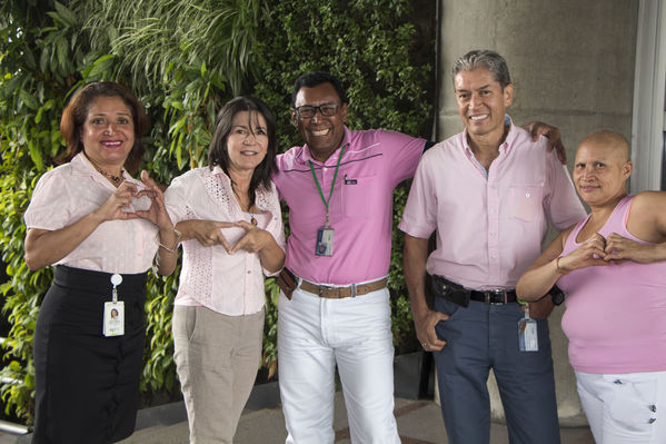 “Modo rosa”: campaña de prevención del cáncer de seno
“Modo rosa”: campaña de prevención del cáncer de seno
Fecha: Octubre 19 de 2016
Para descargar esta fotografía en alta resolución, haga clic sobre la imagen hasta que la misma se despliegue en la pantalla completa; luego dé clic derecho y elija la opción "guardar imagen como". 
En caso de publicación por cualquier medio, solicitamos acompañarla del crédito: "Foto EPM"
Palabras clave: Modo rosa campaña prevención cáncer seno