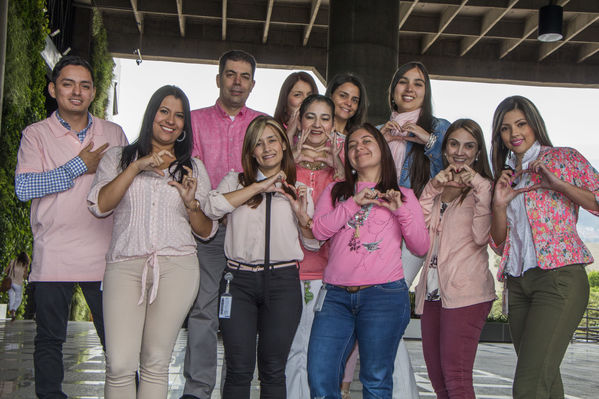 “Modo rosa”: campaña de prevención del cáncer de seno
“Modo rosa”: campaña de prevención del cáncer de seno
Fecha: Octubre 19 de 2016
Para descargar esta fotografía en alta resolución, haga clic sobre la imagen hasta que la misma se despliegue en la pantalla completa; luego dé clic derecho y elija la opción "guardar imagen como". 
En caso de publicación por cualquier medio, solicitamos acompañarla del crédito: "Foto EPM"
Palabras clave: Modo rosa campaña prevención cáncer seno