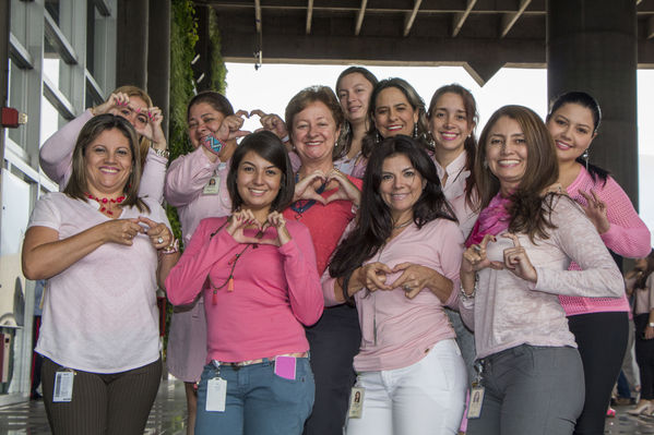 “Modo rosa”: campaña de prevención del cáncer de seno
“Modo rosa”: campaña de prevención del cáncer de seno
Fecha: Octubre 19 de 2016
Para descargar esta fotografía en alta resolución, haga clic sobre la imagen hasta que la misma se despliegue en la pantalla completa; luego dé clic derecho y elija la opción "guardar imagen como". 
En caso de publicación por cualquier medio, solicitamos acompañarla del crédito: "Foto EPM"
Palabras clave: Modo rosa campaña prevención cáncer seno