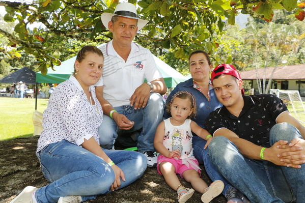 Feria de la Familia Oriente
Feria de la Familia Oriente
Fecha: Octubre 22 de 2016
Para descargar esta fotografía en alta resolución, haga clic sobre la imagen hasta que la misma se despliegue en la pantalla completa; luego dé clic derecho y elija la opción "guardar imagen como". 
En caso de publicación por cualquier medio, solicitamos acompañarla del crédito: "Foto EPM"
Palabras clave: Feria Familia Oriente Cocorná