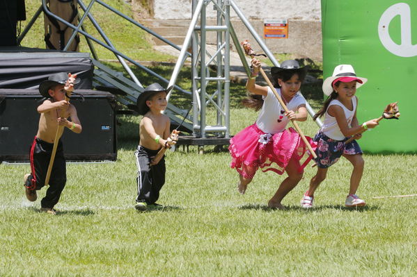 Feria de la Familia Oriente
Feria de la Familia Oriente
Fecha: Octubre 22 de 2016
Para descargar esta fotografía en alta resolución, haga clic sobre la imagen hasta que la misma se despliegue en la pantalla completa; luego dé clic derecho y elija la opción "guardar imagen como". 
En caso de publicación por cualquier medio, solicitamos acompañarla del crédito: "Foto EPM"
Palabras clave: Feria Familia Oriente Cocorná