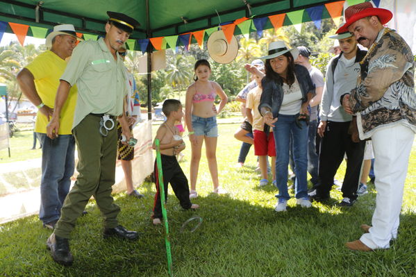 Feria de la Familia Oriente
Feria de la Familia Oriente
Fecha: Octubre 22 de 2016
Para descargar esta fotografía en alta resolución, haga clic sobre la imagen hasta que la misma se despliegue en la pantalla completa; luego dé clic derecho y elija la opción "guardar imagen como". 
En caso de publicación por cualquier medio, solicitamos acompañarla del crédito: "Foto EPM"
Palabras clave: Feria Familia Oriente Cocorná