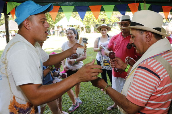 Feria de la Familia Oriente
Feria de la Familia Oriente
Fecha: Octubre 22 de 2016
Para descargar esta fotografía en alta resolución, haga clic sobre la imagen hasta que la misma se despliegue en la pantalla completa; luego dé clic derecho y elija la opción "guardar imagen como". 
En caso de publicación por cualquier medio, solicitamos acompañarla del crédito: "Foto EPM"
Palabras clave: Feria Familia Oriente Cocorná