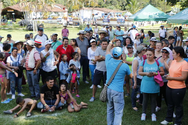 Feria de la Familia Oriente
Feria de la Familia Oriente
Fecha: Octubre 22 de 2016
Para descargar esta fotografía en alta resolución, haga clic sobre la imagen hasta que la misma se despliegue en la pantalla completa; luego dé clic derecho y elija la opción "guardar imagen como". 
En caso de publicación por cualquier medio, solicitamos acompañarla del crédito: "Foto EPM"
Palabras clave: Feria Familia Oriente Cocorná