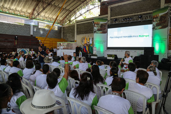 Visita del Ministro de Minas y Energía al proyecto Ituango y entrega del Gas Natural
Visita del Ministro de Minas y Energía al proyecto Ituango y entrega del Gas Natural
Fecha: Octubre 25 de 2014
Para descargar esta fotografía en alta resolución, haga clic sobre la imagen hasta que la misma se despliegue en la pantalla completa; luego dé clic derecho y elija la opción "guardar imagen como". 
En caso de publicación por cualquier medio, solicitamos acompañarla del crédito: "Foto EPM"
Palabras clave: Visita Ministro Minas Energía proyecto Ituango entrega Gas Natural