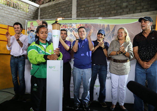 Visita del Ministro de Minas y Energía al proyecto Ituango y entrega del Gas Natural
Visita del Ministro de Minas y Energía al proyecto Ituango y entrega del Gas Natural
Fecha: Octubre 25 de 2014
Para descargar esta fotografía en alta resolución, haga clic sobre la imagen hasta que la misma se despliegue en la pantalla completa; luego dé clic derecho y elija la opción "guardar imagen como". 
En caso de publicación por cualquier medio, solicitamos acompañarla del crédito: "Foto EPM"
Palabras clave: Visita Ministro Minas Energía proyecto Ituango entrega Gas Natural