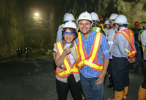 Visita del Ministro de Minas y Energía al proyecto Ituango y entrega del Gas Natural
Visita del Ministro de Minas y Energía al proyecto Ituango y entrega del Gas Natural
Fecha: Octubre 25 de 2014
Para descargar esta fotografía en alta resolución, haga clic sobre la imagen hasta que la misma se despliegue en la pantalla completa; luego dé clic derecho y elija la opción "guardar imagen como". 
En caso de publicación por cualquier medio, solicitamos acompañarla del crédito: "Foto EPM"
Palabras clave: Visita Ministro Minas Energía proyecto Ituango entrega Gas Natural