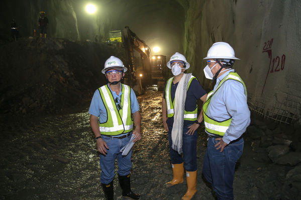 Visita del Ministro de Minas y Energía al proyecto Ituango y entrega del Gas Natural
Visita del Ministro de Minas y Energía al proyecto Ituango y entrega del Gas Natural
Fecha: Octubre 25 de 2014
Para descargar esta fotografía en alta resolución, haga clic sobre la imagen hasta que la misma se despliegue en la pantalla completa; luego dé clic derecho y elija la opción "guardar imagen como". 
En caso de publicación por cualquier medio, solicitamos acompañarla del crédito: "Foto EPM"
Palabras clave: Visita Ministro Minas Energía proyecto Ituango entrega Gas Natural