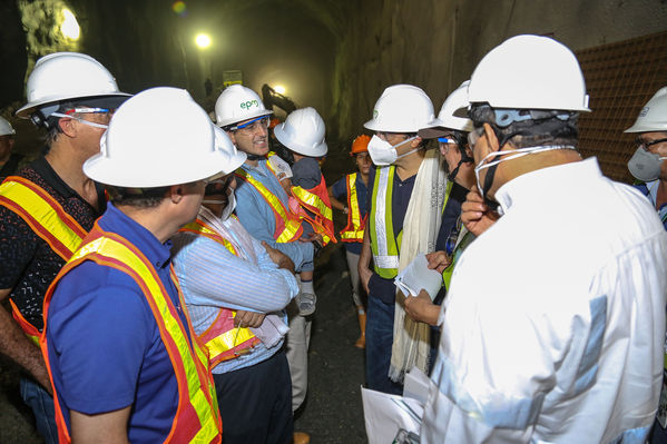 Visita del Ministro de Minas y Energía al proyecto Ituango y entrega del Gas Natural
Visita del Ministro de Minas y Energía al proyecto Ituango y entrega del Gas Natural
Fecha: Octubre 25 de 2014
Para descargar esta fotografía en alta resolución, haga clic sobre la imagen hasta que la misma se despliegue en la pantalla completa; luego dé clic derecho y elija la opción "guardar imagen como". 
En caso de publicación por cualquier medio, solicitamos acompañarla del crédito: "Foto EPM"
Palabras clave: Visita Ministro Minas Energía proyecto Ituango entrega Gas Natural